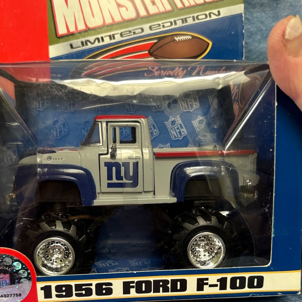 NFL Limited Edition New York Giants Monster Truck 1956 Ford F-100 NIP - Picture 3 of 8